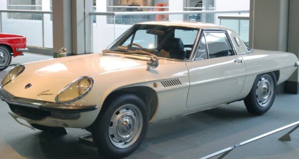 Mazda Cosmo Sport направи драматично представяне, когато президентът на компанията Цунеджи Мацуда шофира една на автомобилното изложение в Токио през 1963 г. Елегантният красавец с очи на буболечки беше пуснат на пазара през пролетта на 1967 г. с първия двуроторен двигател, монтиран някога в сериен автомобил. 

Моторът 10A с обем 982 кубически сантиметра даваше 130 конски сили. Със собствено тегло от малко над 900 кила, това беше достатъчно, за да ускори Cosmo Sport от 0 до100 за 8,4 секунди. Моделът имаше кратко производство до 1972 година или около 1500 екземпляра, произведени на ръка.

Други версии на Cosmo последваха в годините по-късно. Cosmo AP (за Anti-Pollution) спечели наградата за автомобил на годината на Motor Fan Magazine през 1975 г., а луксозният Cosmo L дойде две години по-късно. 

През 1990 г. Mazda представи Eunos Cosmo, който имаше двигател с три ротора с две турбини и първия GPS в таблото. Остана на линия 6 години, но дори и този вариант е труден за намиране. Затова пригответе около 75 000 долара.